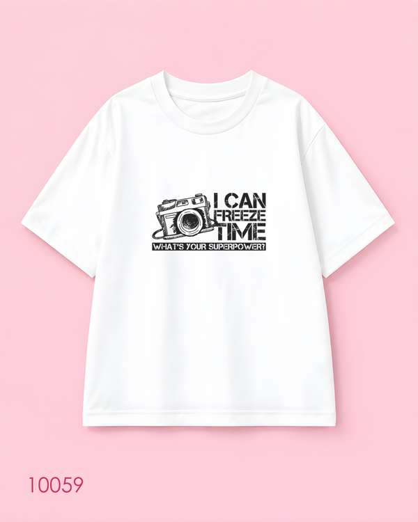 خرید تیشرت اورسایز سفید طرح دوربین وینتیج “I Can Freeze Time”