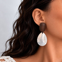 گوشواره چوب قهوه ای و صدف طبیعی اشکی