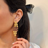 گوشواره آویز مدرن مدل انتزاعی؛ ترکیب رنگ طلایی و قهوه‌ای شکلاتی مات