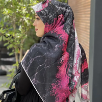 روسری نخ کاستوم طرح رزین سرخابی مشکی ابعاد 140