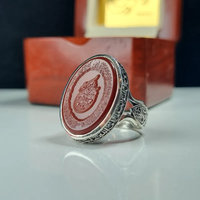 خرید انگشتر نقره مردانه عقیق سرخ با حکاکی وان یکاد و آیت الکرسی عیار 925 
