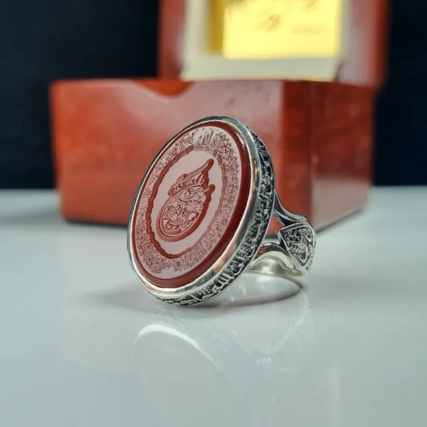 خرید انگشتر نقره مردانه عقیق سرخ با حکاکی وان یکاد و آیت الکرسی عیار 925 