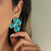 گوشواره میخی میناکاری گل چهارپر سبز-آبی