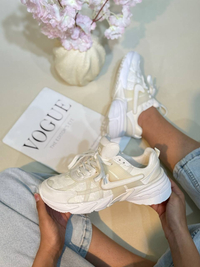 کتونی زنانه نایک  وی تو کی طرح گلدار   nike v2k Flowers Run Womans کد 1325
