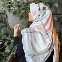 روسری نخ کاستوم طرح باربری سفید قواره بزرگ 140 سانتیمتر دور چرخ دوز