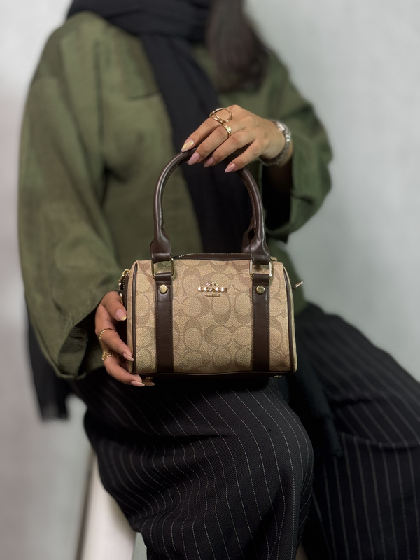 کیف صندوقی دخترانه کرم با نوشته کاراملی کوچ coach