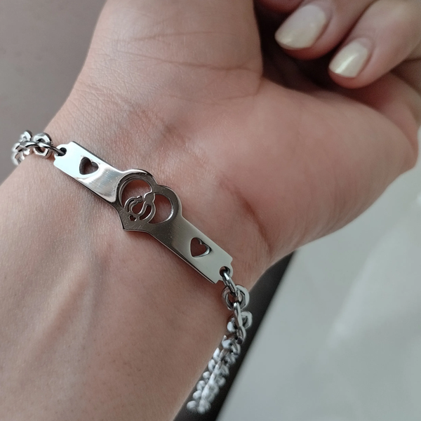 خرید دستبند استیل زنانه رنگ ثابت و ضد حساسیت سایز مدیوم رنگ نقره ای 