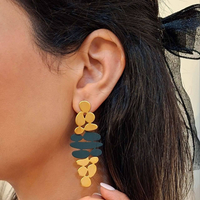 گوشواره آویز مدرن مدل انتزاعی؛ ترکیب طلایی و سبز تیره مات