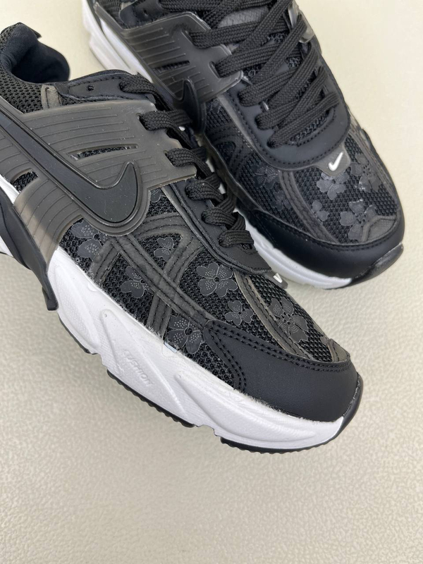 کتونی زنانه نایک  وی تو کی طرح گلدار   nike v2k Flowers Run Womans کد 1325