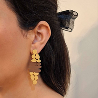 گوشواره آویز مدرن مدل انتزاعی؛ ترکیب رنگ طلایی و قهوه‌ای شکلاتی مات