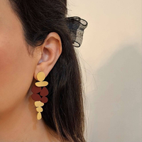 گوشواره آویز بلند مدل انتزاعی؛ ترکیب رنگ طلایی و زرشکی مات