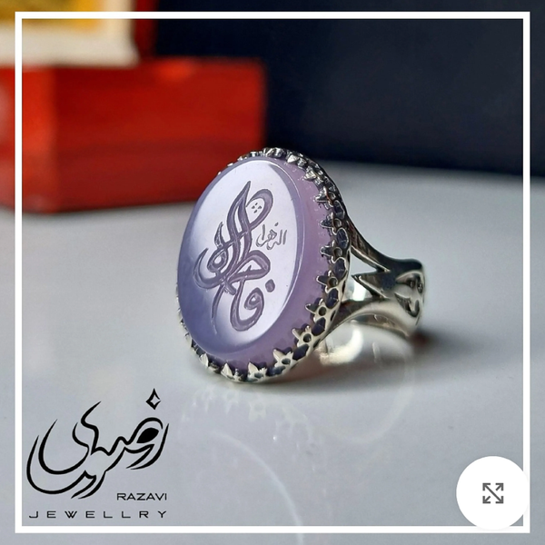 خرید انگشتر مردانه نقره روس با نگین عقیق سوسنی و حکاکی دست استاد فتح سایز 15 در 20 