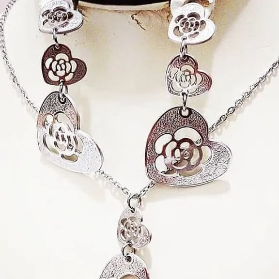 خرید نیم ست زنانه استیل طرح قلب نقره ای رنگ ثابت و ضد حساسیت با زنجیر 45 سانتی 