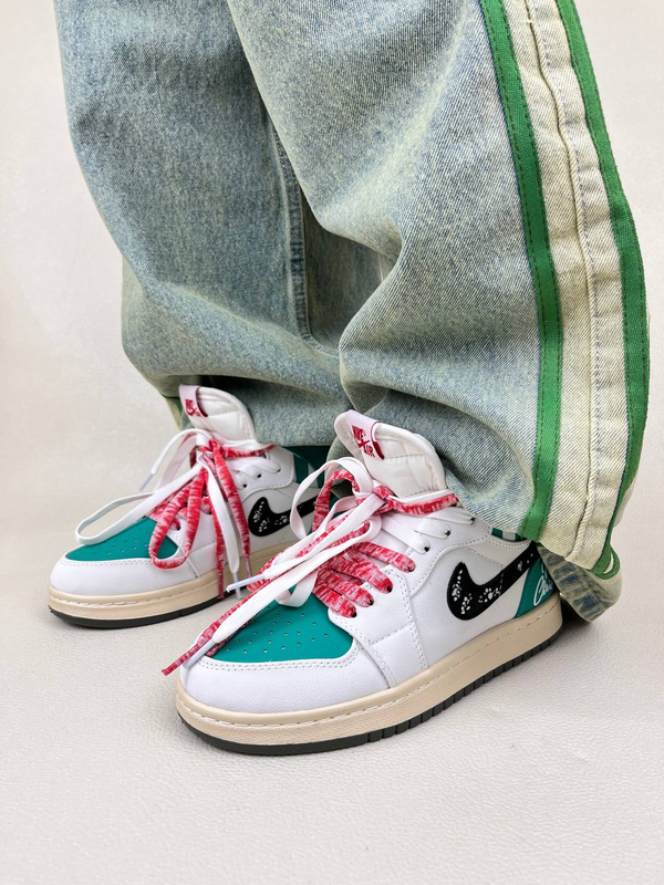 کتونی ساقدار زنانه ایر جردن 1 مدل کریسمس 1 NIKE AIR JORDAN کد 912