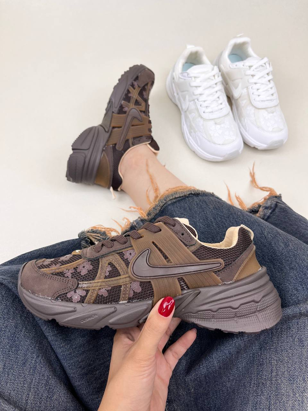 کتونی زنانه نایک  وی تو کی طرح گلدار   nike v2k Flowers Run Womans کد 1325