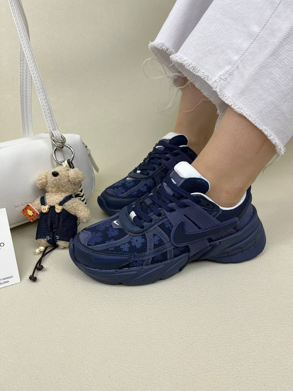 کتونی زنانه نایک  وی تو کی طرح گلدار   nike v2k Flowers Run Womans کد 1325