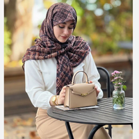 خرید روسری نخی کاستوم طرح سدنا قواره 110 دور چرخ دوز لیز نیست