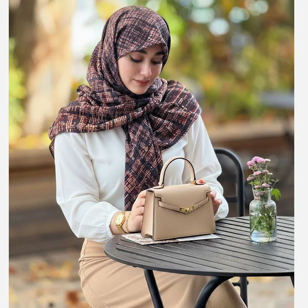 خرید روسری نخی کاستوم طرح سدنا قواره 110 دور چرخ دوز لیز نیست