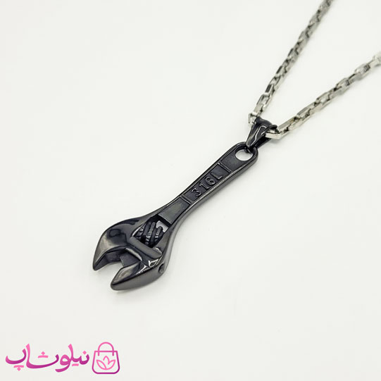 خرید  گردنبند پسرانه استیل مدل آچار مشکی 
