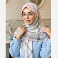 روسری نخ کاستوم طرح باربری سفید قواره بزرگ 140 سانتیمتر دور چرخ دوز
