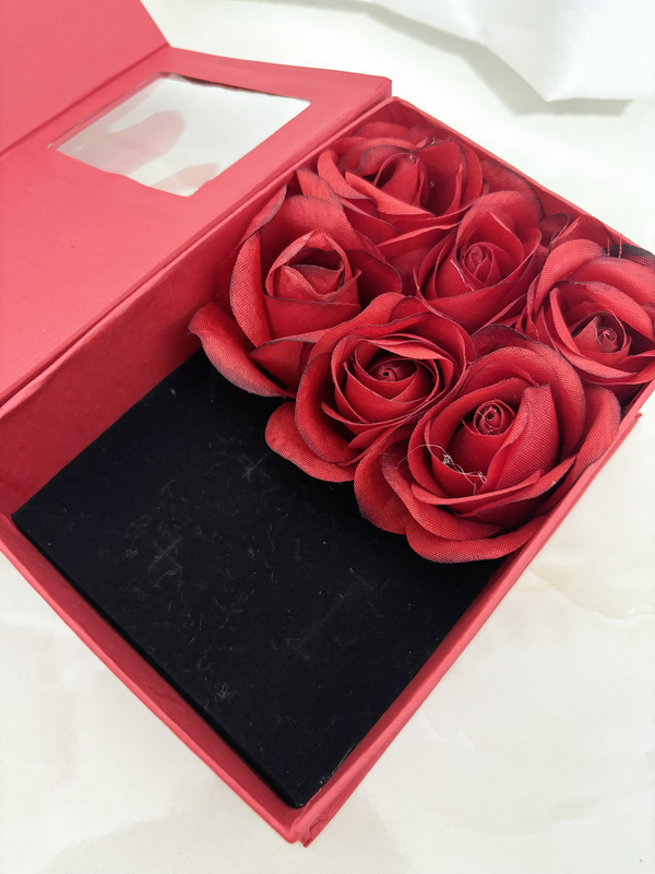 باکس هدیه جواهرات با گل رز قرمز ۹۴۵