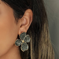 گوشواره میخی میناکاری گل چهارپر طوسی