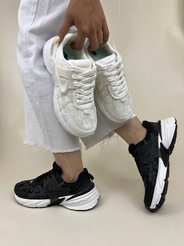 کتونی زنانه نایک  وی تو کی طرح گلدار   nike v2k Flowers Run Womans کد 1325