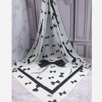 روسری نخی طرح پاپیون خالخالی ابعاد 140 در 140