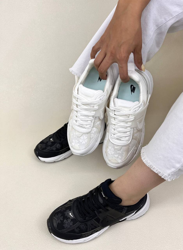 کتونی زنانه نایک  وی تو کی طرح گلدار   nike v2k Flowers Run Womans کد 1325