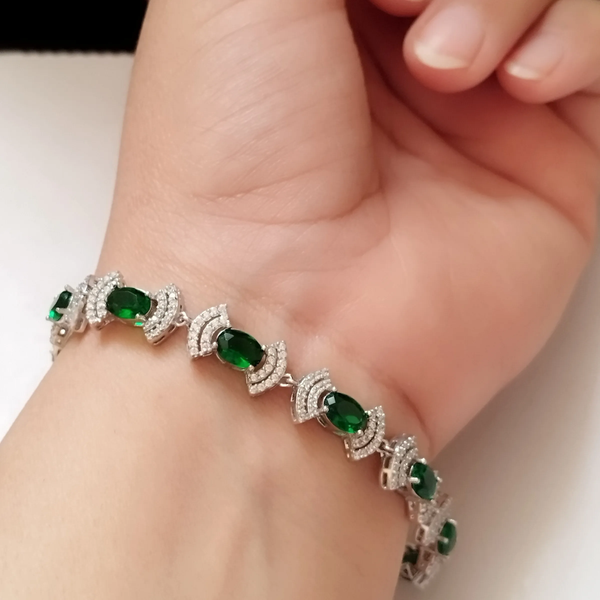 دستبند نقره زنانه عیار 925 با نگین زمرد سنتاتیک و روکش طلا سفید
