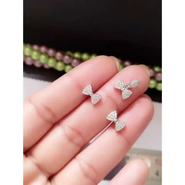 نیم ست نقره زنانه عیار 925 طرح پاپیون با روکش طلا سفید و گوشواره میخی وزن 2 گرم