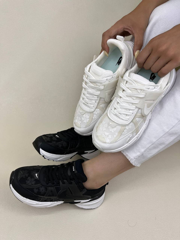کتونی زنانه نایک  وی تو کی طرح گلدار   nike v2k Flowers Run Womans کد 1325