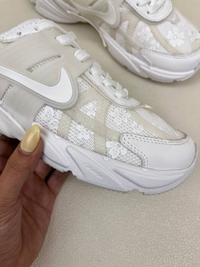 کتونی زنانه نایک  وی تو کی طرح گلدار   nike v2k Flowers Run Womans کد 1325